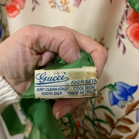 Vintage GUCCI Iconic "Flora" Silk Scarf with Green Border - Picture 8 of 11